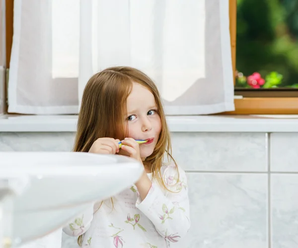 Petite fille qui nettoie les dents — Photo