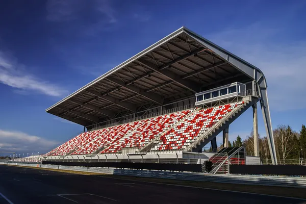 Tribuna gigante com assentos coloridos — Fotografia de Stock