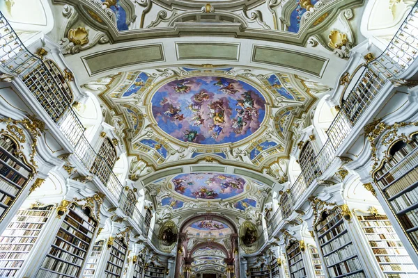 Grande biblioteca più grande della vecchia abbazia — Foto Stock