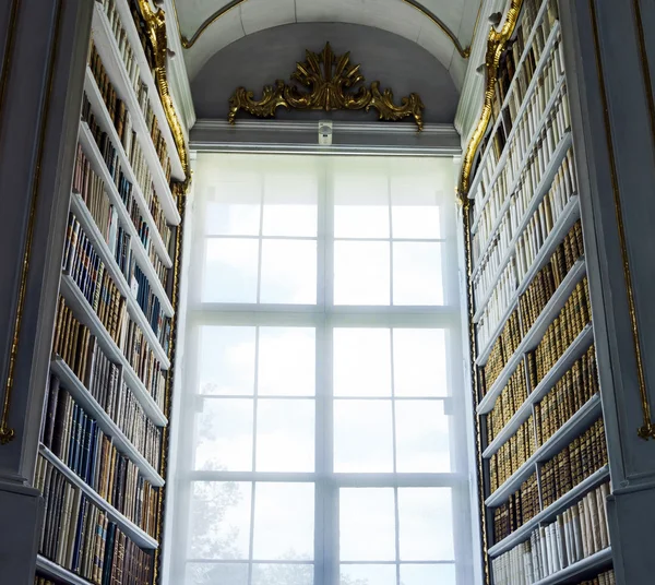 Grande bibliothèque dans l'ancienne abbaye — Photo