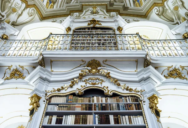 Grande biblioteca maior na antiga abadia — Fotografia de Stock