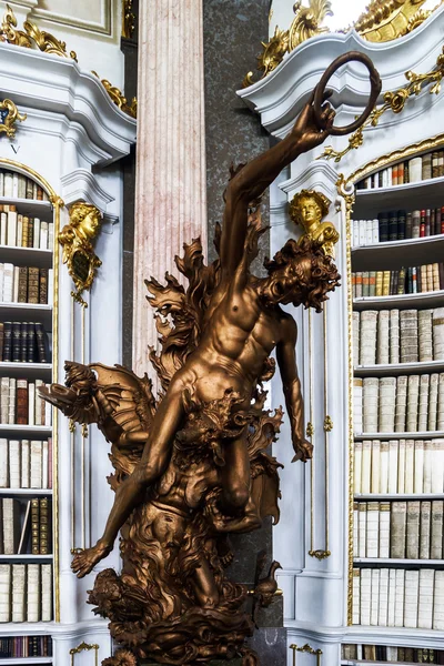 Große Bibliothek in der alten Abtei — Stockfoto