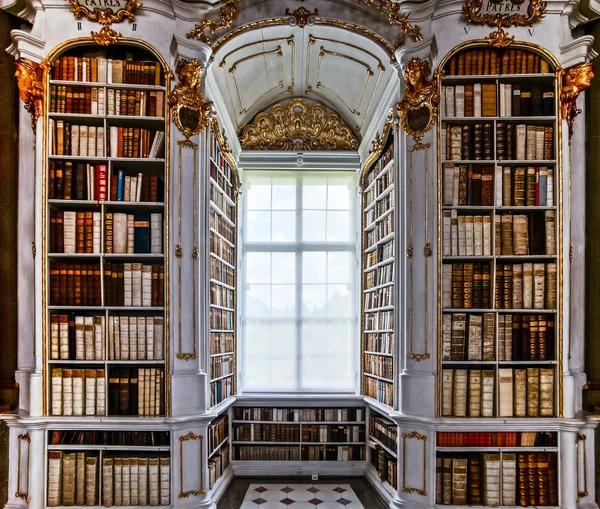 Grande bibliothèque dans l'ancienne abbaye — Photo