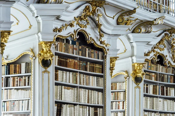 Grande bibliothèque dans l'ancienne abbaye — Photo