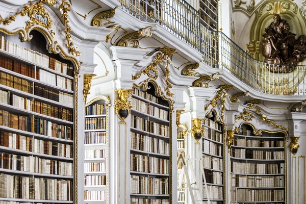 Große Bibliothek in der alten Abtei — Stockfoto