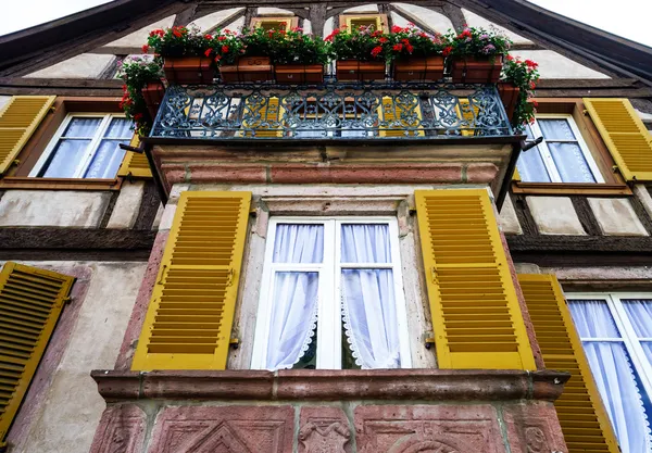 Renoverade pvc fönster i gamla hus — Stockfoto