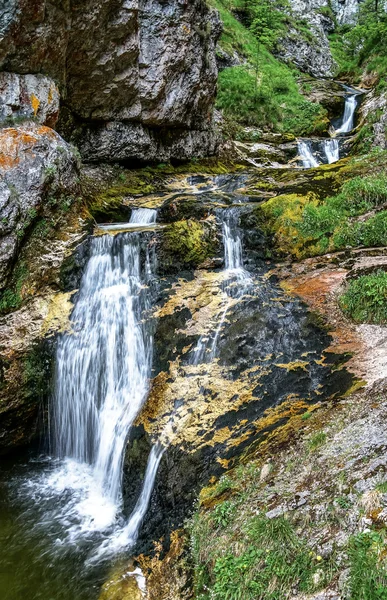 Az osztrák Alpok gyönyörű vízesés — Stock Fotó