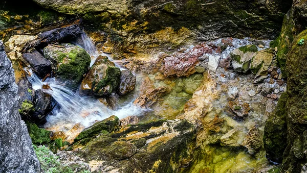 Красивый водопад в австрийских Альпах — стоковое фото