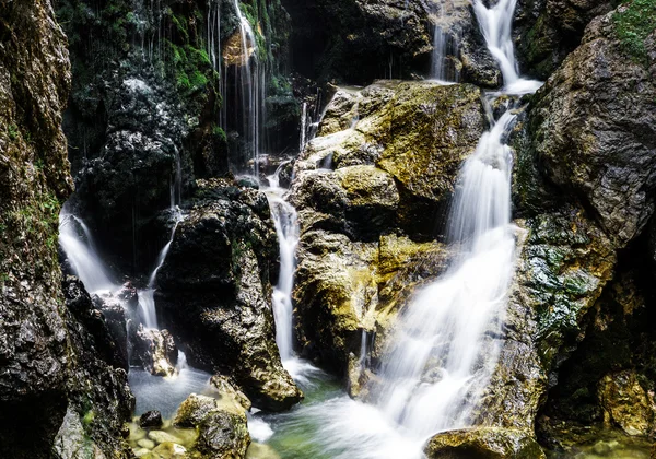 Cachoeira bonita em Alpes austríacos — Fotografia de Stock