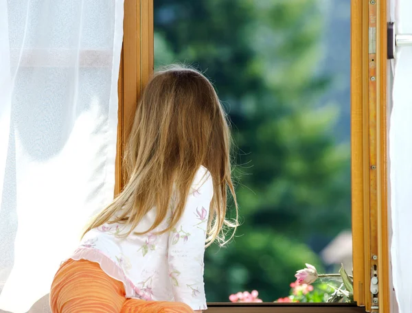 Carino bambina seduta su una finestra del bagno — Foto Stock