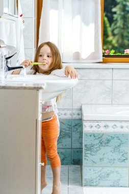 küçük kızı Diş Temizleme