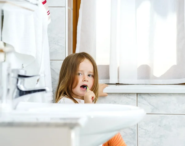 Niña limpiando los dientes —  Fotos de Stock