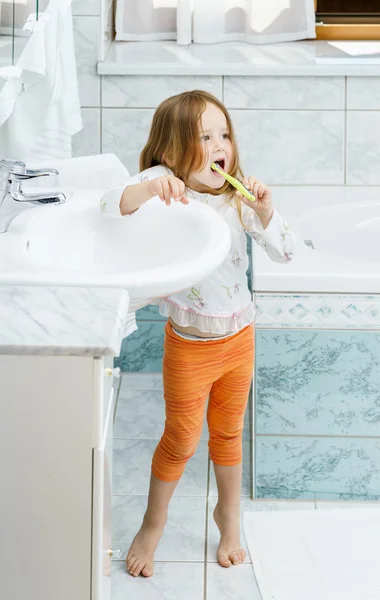 Liten flicka rengöring av tänder — Stockfoto