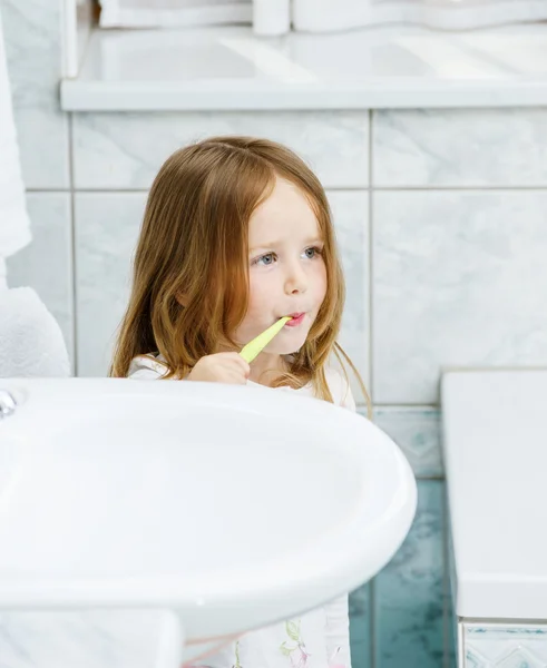 Bambina che pulisce i denti — Foto Stock