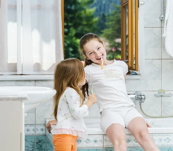 Due sorelle pulire i denti insieme — Foto Stock