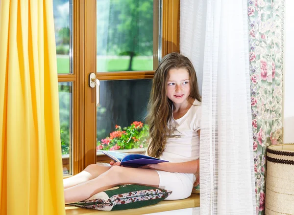 Schattig tienermeisje siiting op venster siil — Stockfoto