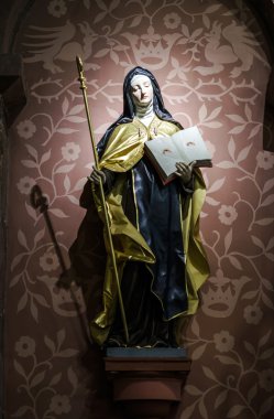 eski kilisede güzel heykel