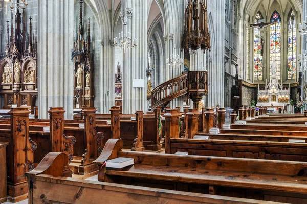 Majestuosa catedral gótica interior . — Foto de Stock