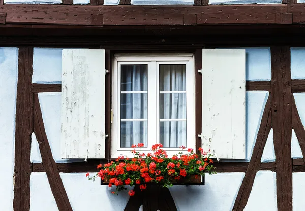 Köy evinde yenilenmiş windows — Stok fotoğraf