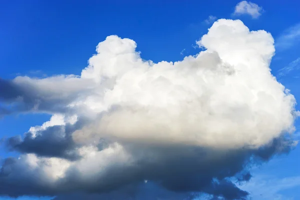 Big cumulus cloud in  blue sky — Stock Photo, Image