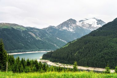 Avusturya dağlarında güzel göl