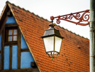 küçük şehirde eski vintage sokak lambası
