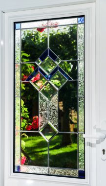 Kurşunlu tiffany bölmesi ile giriş pvc kapı