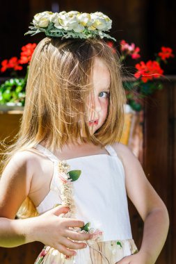 çiçek çelenk ile sevimli küçük kız