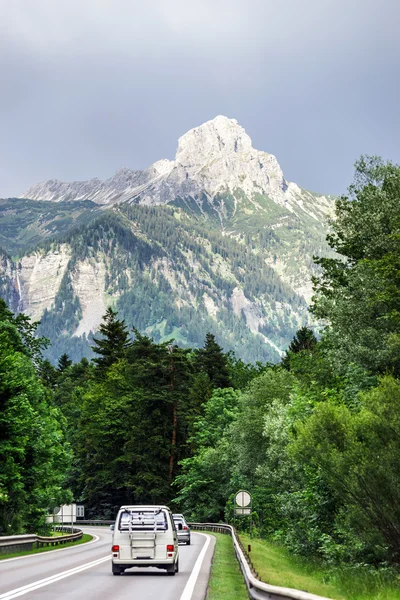 Prachtige weg in Alpen — Stockfoto