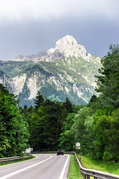 Prachtige weg in Alpen — Stockfoto