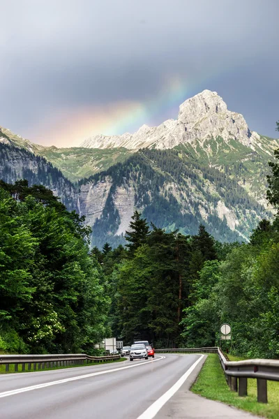 Estrada bonita em Alpes — Fotografia de Stock