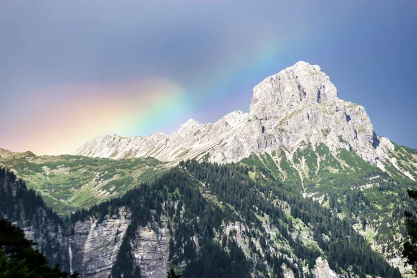 Colorido arco iris sobre las rocas — Foto de Stock