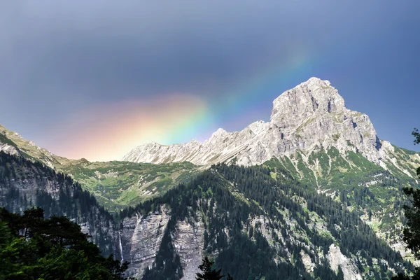 Colorido arco iris sobre las rocas — Foto de Stock