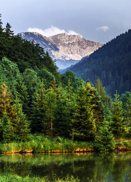 Hermoso lago en las montañas austriacas — Foto de Stock
