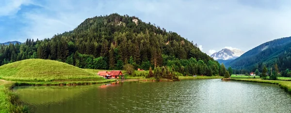 Avusturya dağlarında güzel göl — Stok fotoğraf