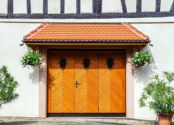 Portas de garagem de madeira renovadas — Fotografia de Stock