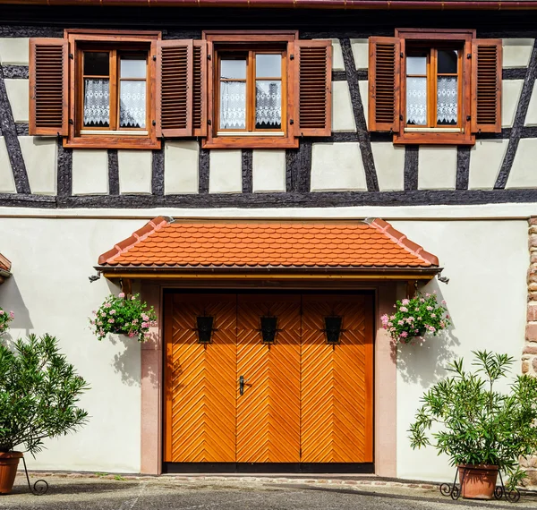 Відремонтовані дерев'яні гаражні двері — стокове фото