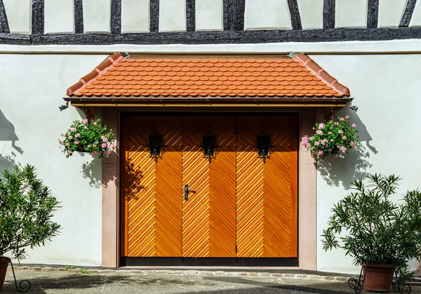 Ahşap garaj kapıları yenilenmiş — Stok fotoğraf