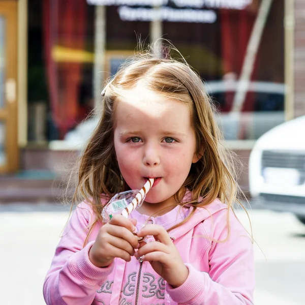 Niedliches kleines Mädchen mit süßen Bonbons — Stockfoto