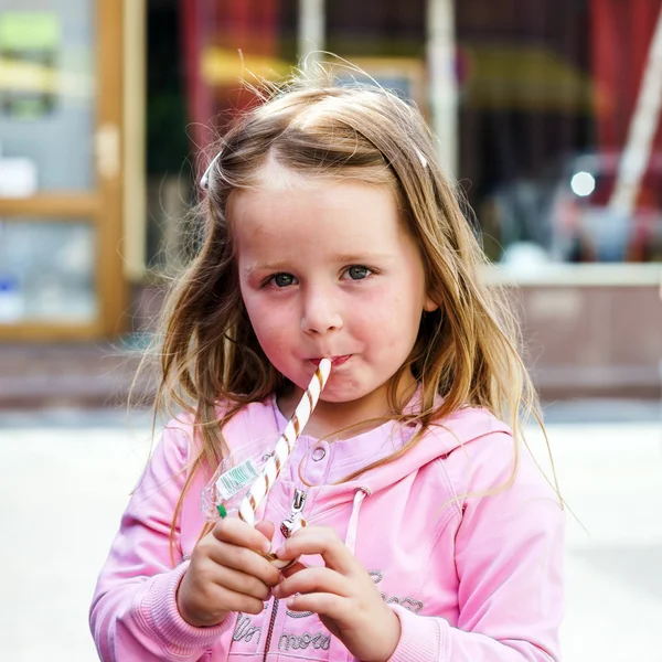 Carino bambina con dolci caramelle — Foto Stock