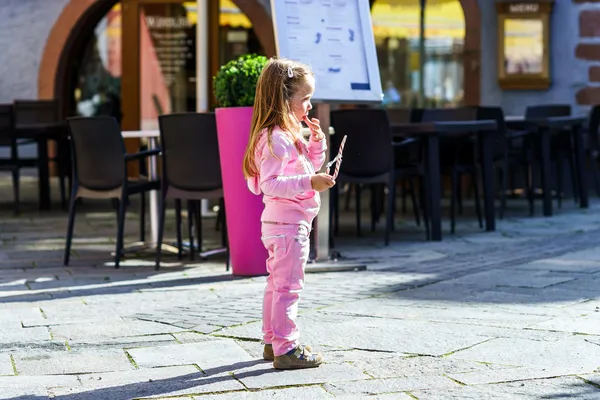 Schattig klein meisje met zoete suikergoed — Stockfoto