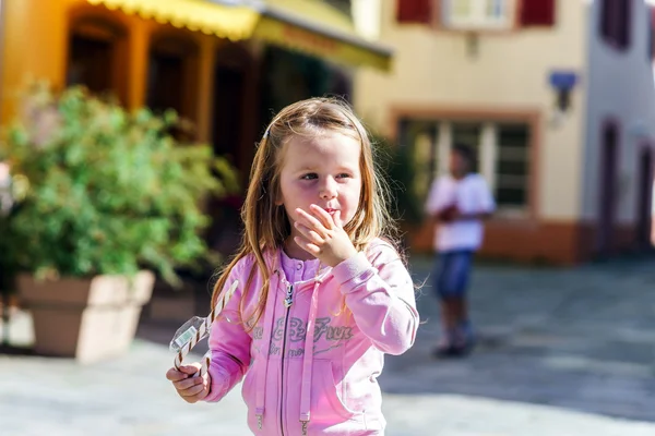 Draguta fetita cu bomboane dulci — Fotografie, imagine de stoc