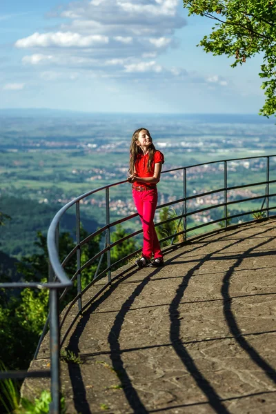 Jeune fille mignonne sur le point de vue — Photo