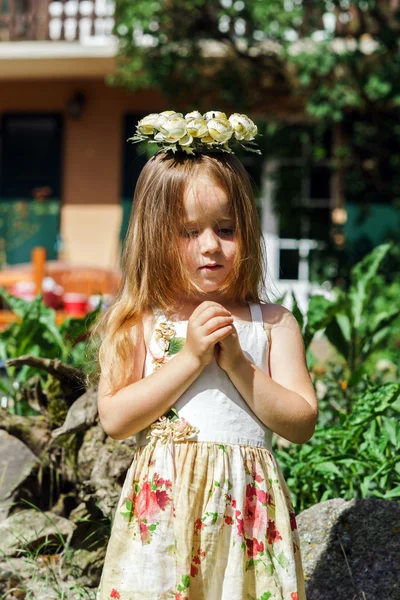 Linda niña con flores chaplet —  Fotos de Stock