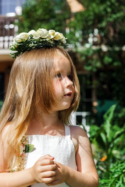 Söt liten flicka med blommor hängande — Stockfoto