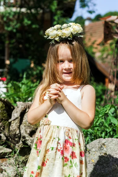 Draguta fetita cu flori capelet — Fotografie, imagine de stoc