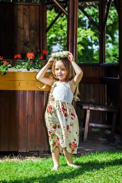Χαριτωμένο κοριτσάκι με λουλούδια κομπολόι — Φωτογραφία Αρχείου