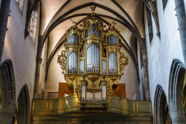 altınları ile süslenmiş güzel eski organ