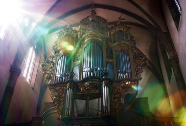 altınları ile süslenmiş güzel eski organ