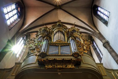 altınları ile süslenmiş güzel eski organ